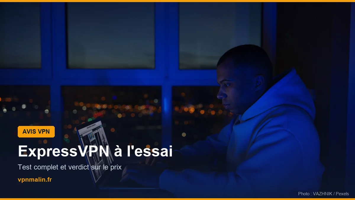 Personne travaillant sur un ordinateur portable la nuit — test d'ExpressVPN