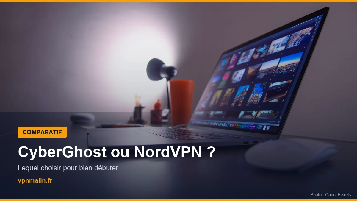 Bureau avec ordinateur portable allumé le soir — comparatif CyberGhost et NordVPN