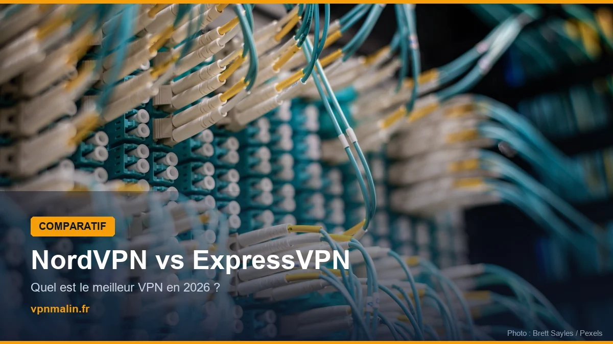 Câbles à fibre optique bleus dans un centre de données — comparatif NordVPN et ExpressVPN