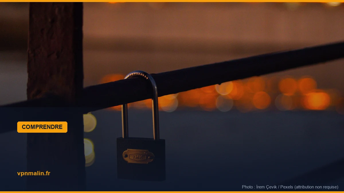 Cadenas fermé en contre-jour sur une rambarde, lumières de ville en arrière-plan